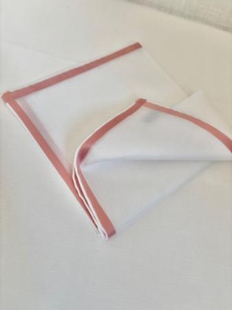 Les pochettes de costume &raquo; Les blancs &raquo; Mouchoir de poche amalfi blanc à satin rose