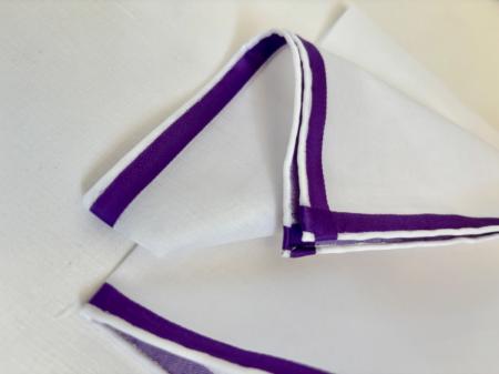 Les pochettes de costume &raquo; Les blancs &raquo; Mouchoir de poche amalfi white à satin violet