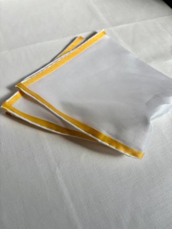 Les pochettes de costume &raquo; Les blancs &raquo; Mouchoir de poche amalfi blanc à satin jaune or