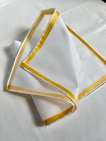 Les pochettes de costume &raquo; Les blancs &raquo; Mouchoir de poche amalfi blanc à satin jaune or