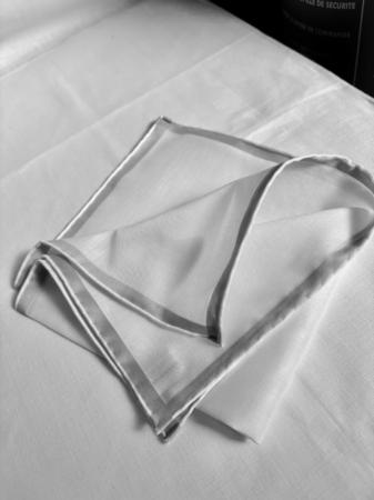 Les pochettes de costume &raquo; Les blancs &raquo; Mouchoir de poche amalfi blanc à satin gris perle