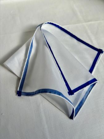Les pochettes de costume &raquo; Les blancs &raquo; Mouchoir de poche amalfi blanc à satin bleu foncé