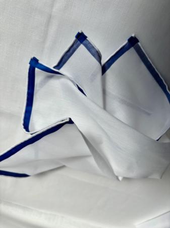 Les pochettes de costume &raquo; Les blancs &raquo; Mouchoir de poche amalfi blanc à satin bleu foncé