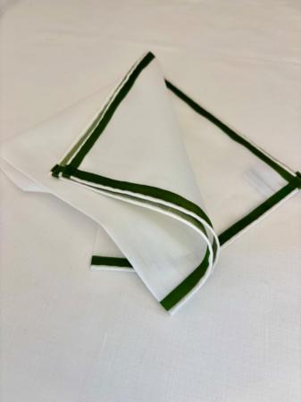 Les pochettes de costume &raquo; Les blancs &raquo; Mouchoir de poche amalfi blanc à satin vert kaki